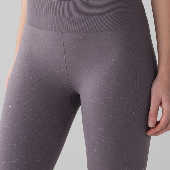 NWT Lululemon Free To Flow 7/8 Tight, Sz 8, Magnum/White - Picture 3 of 6